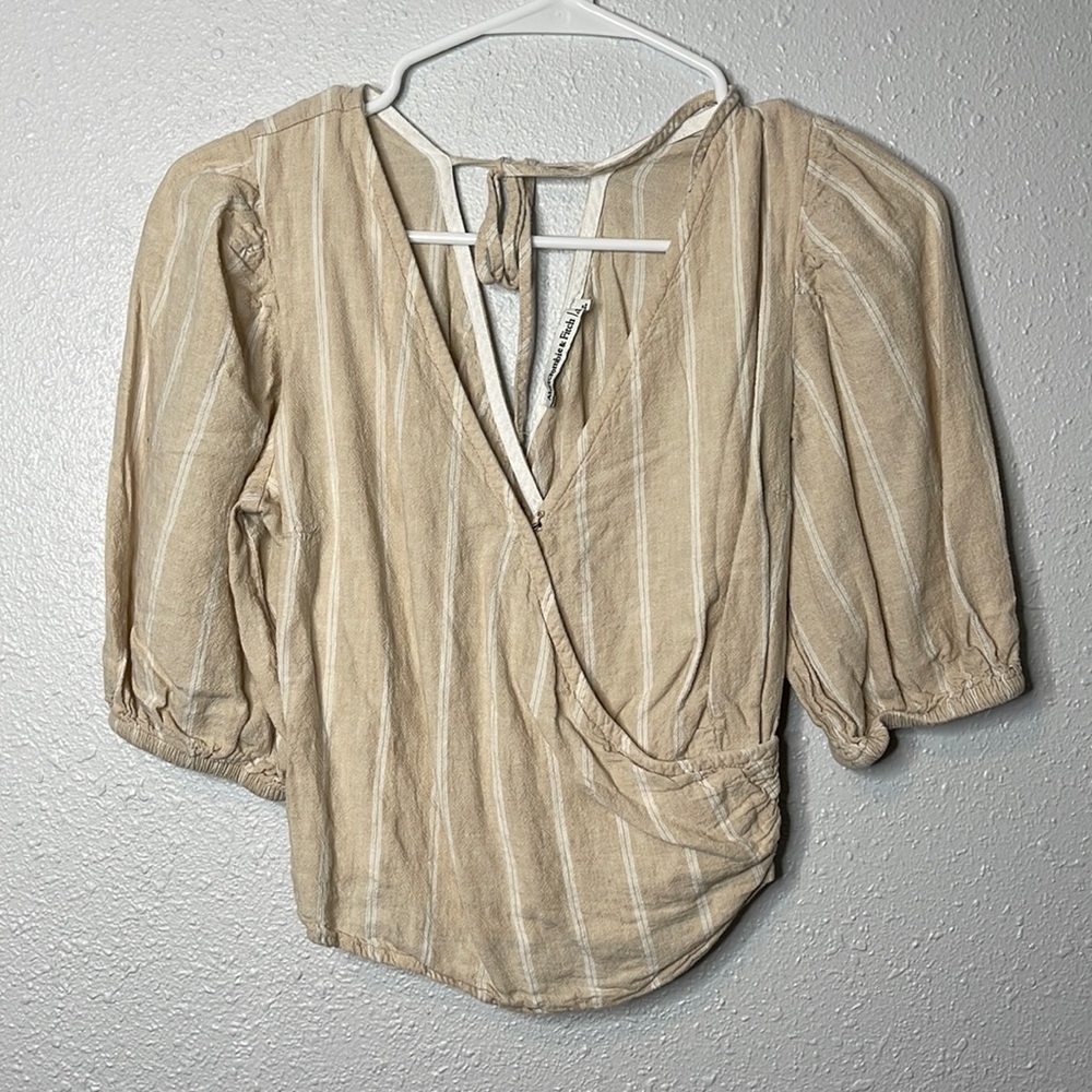 Women’s XS v-neck bell sleeve crop top